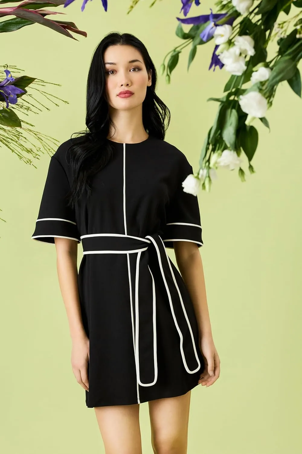 Donna Morgan Women's Scuba Crepe Mini Length Contrast Piping-Tie Waist Kimono Sleeve Short Cocktail Dress